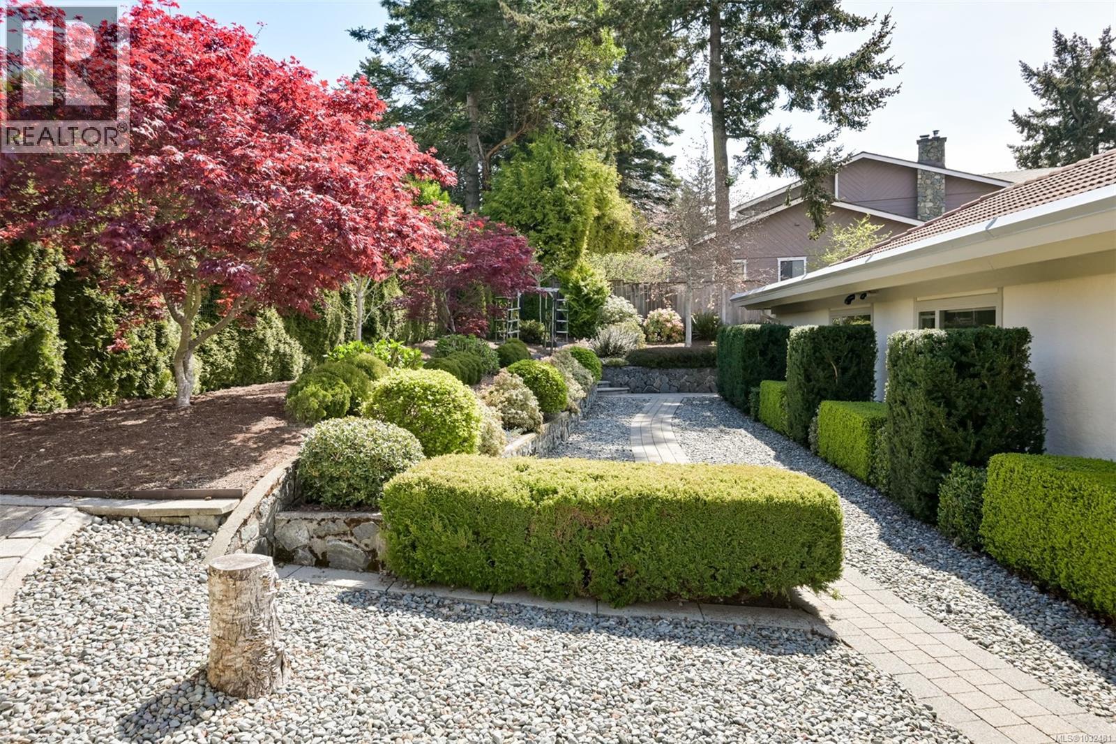 2770 Arbutus Rd, Saanich, British Columbia  V8N 5X4 - Photo 62 - 1032481