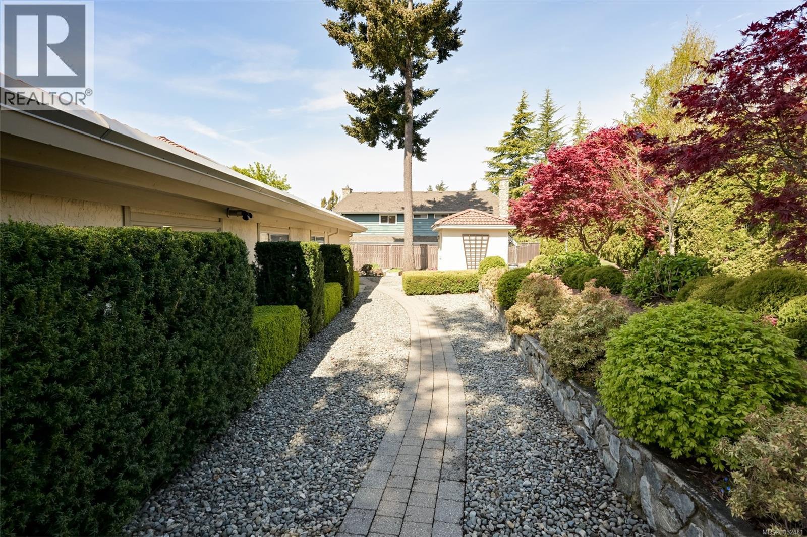 2770 Arbutus Rd, Saanich, British Columbia  V8N 5X4 - Photo 57 - 1032481