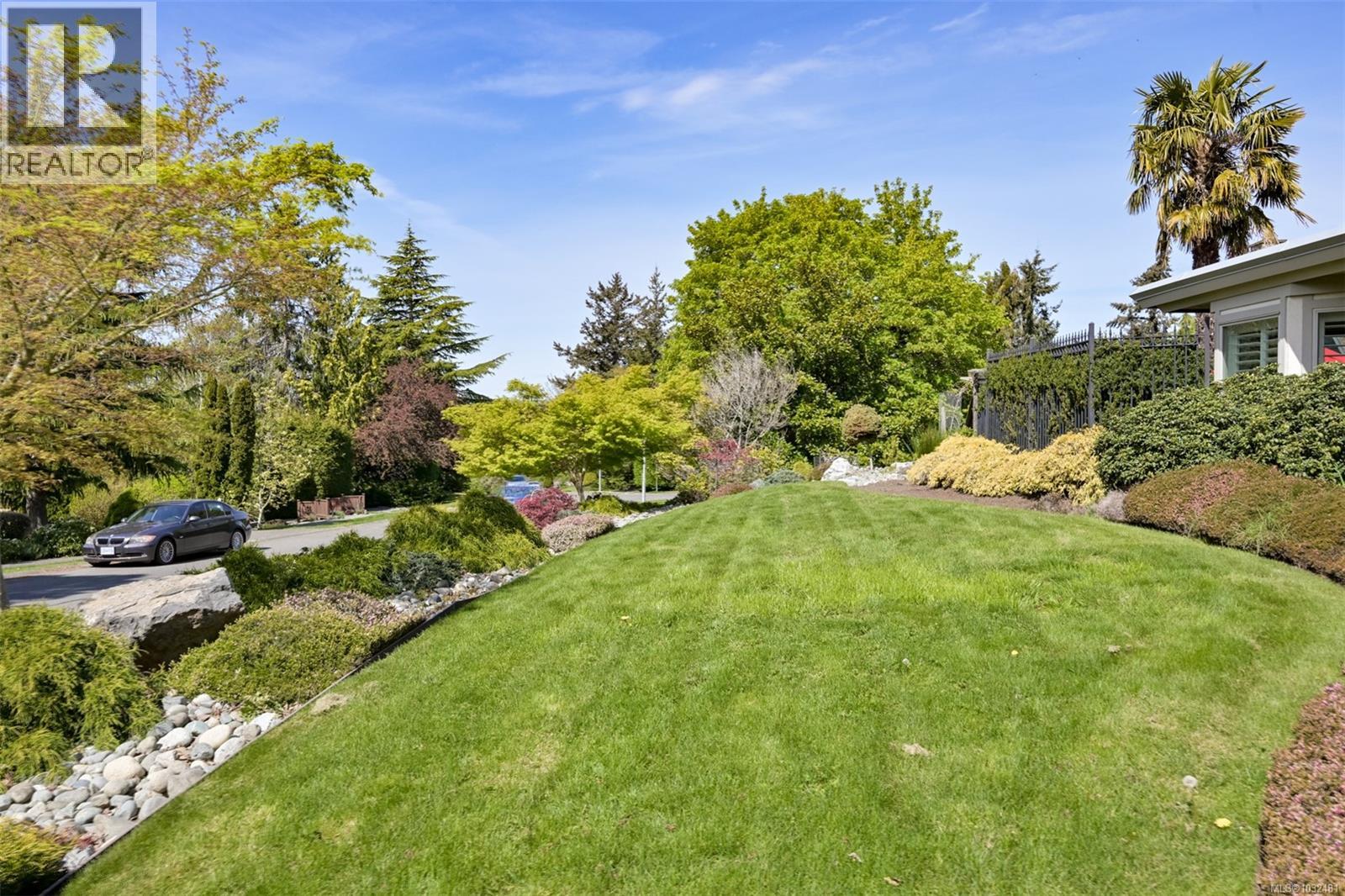 2770 Arbutus Rd, Saanich, British Columbia  V8N 5X4 - Photo 66 - 1032481