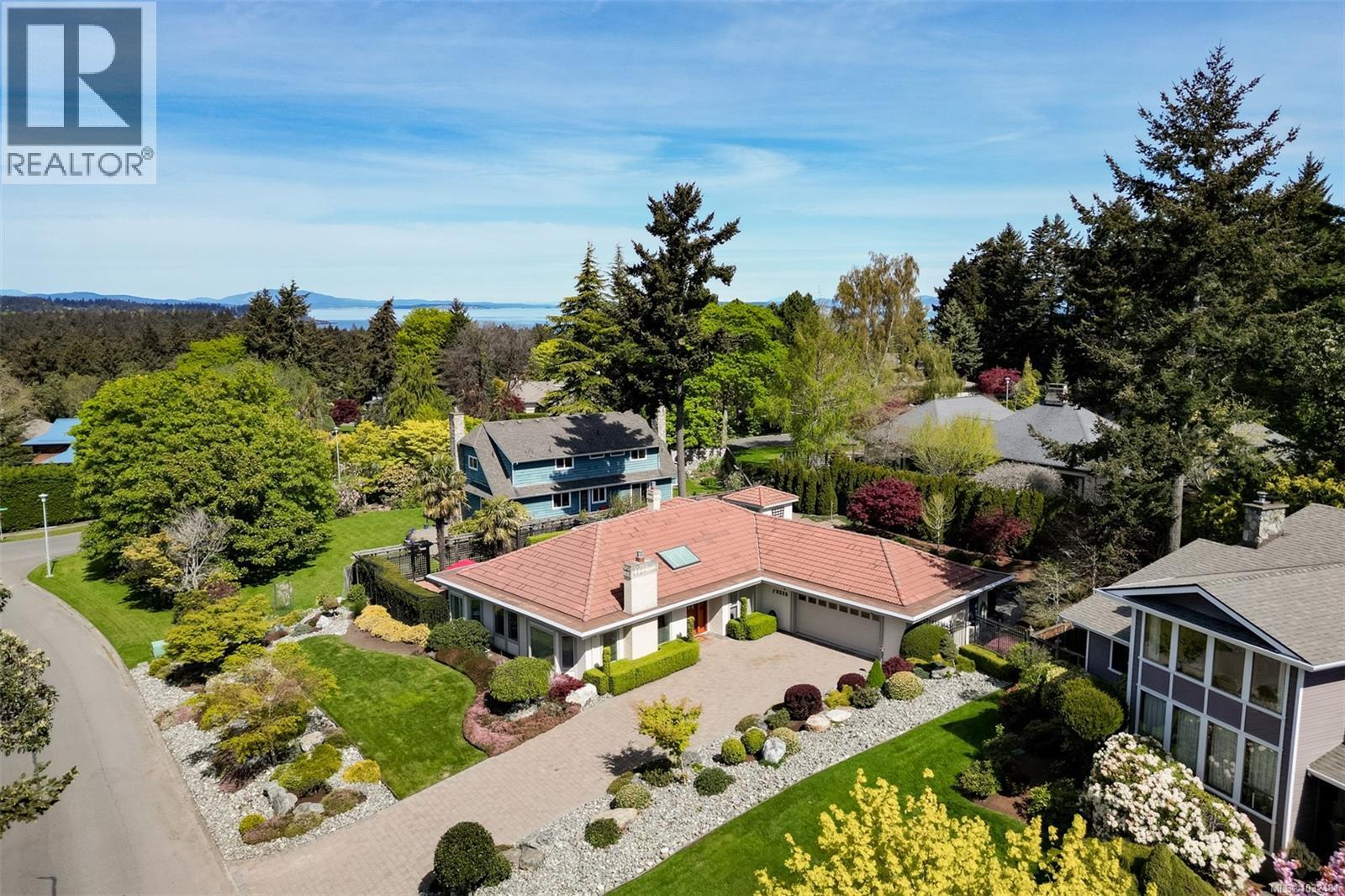 2770 Arbutus Rd, Saanich, British Columbia  V8N 5X4 - Photo 68 - 1032481