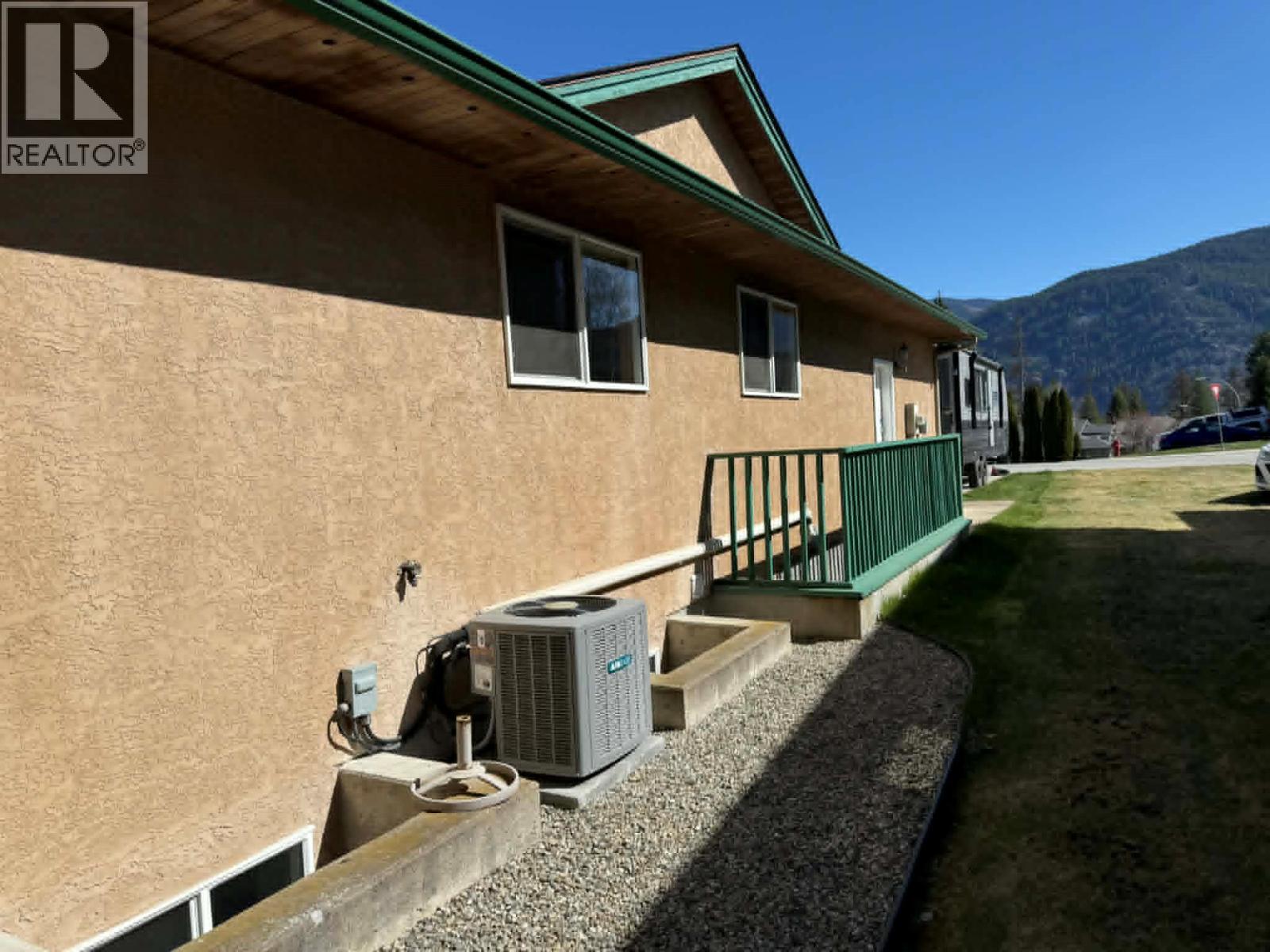 3320 14th Avenue, Castlegar, British Columbia  V1N 4G1 - Photo 35 - 10380618