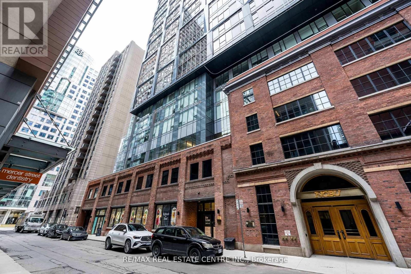 <div class="slider-price">$749,900</div><p>3504 - 15 Mercer Street, Toronto, Ontario</p>