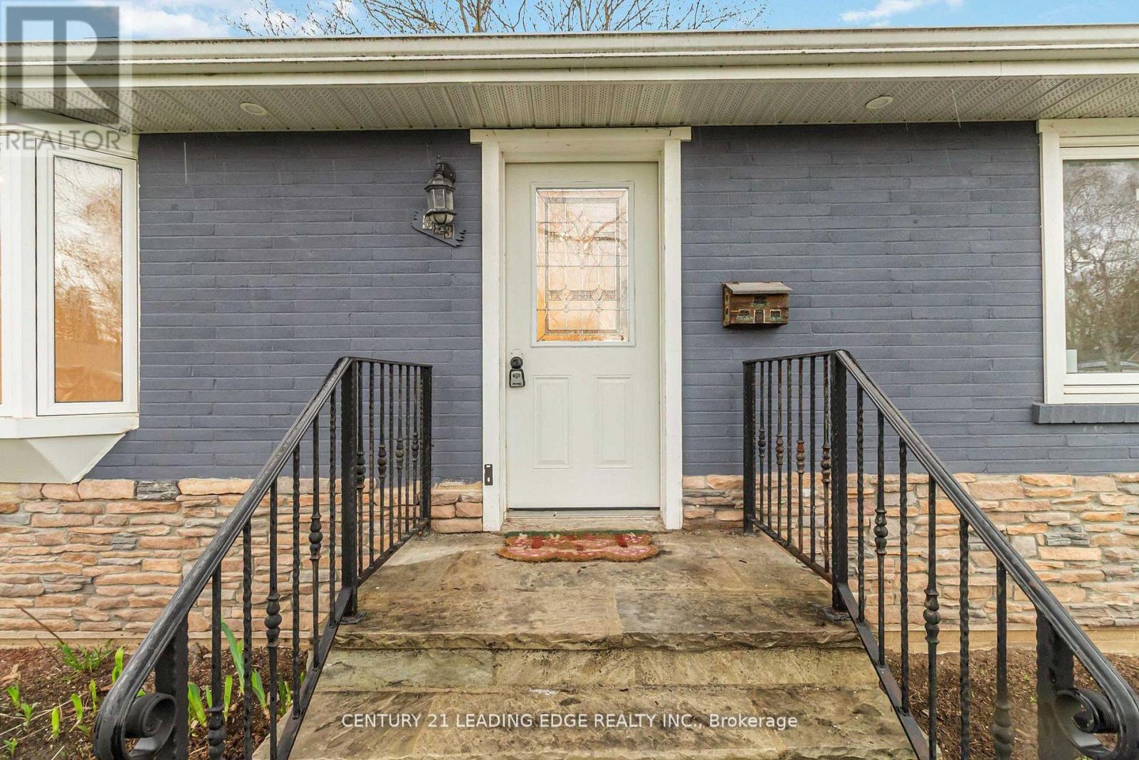 623 Wickens Avenue, Burlington, Ontario  L7T 3T1 - Photo 3 - W13038250