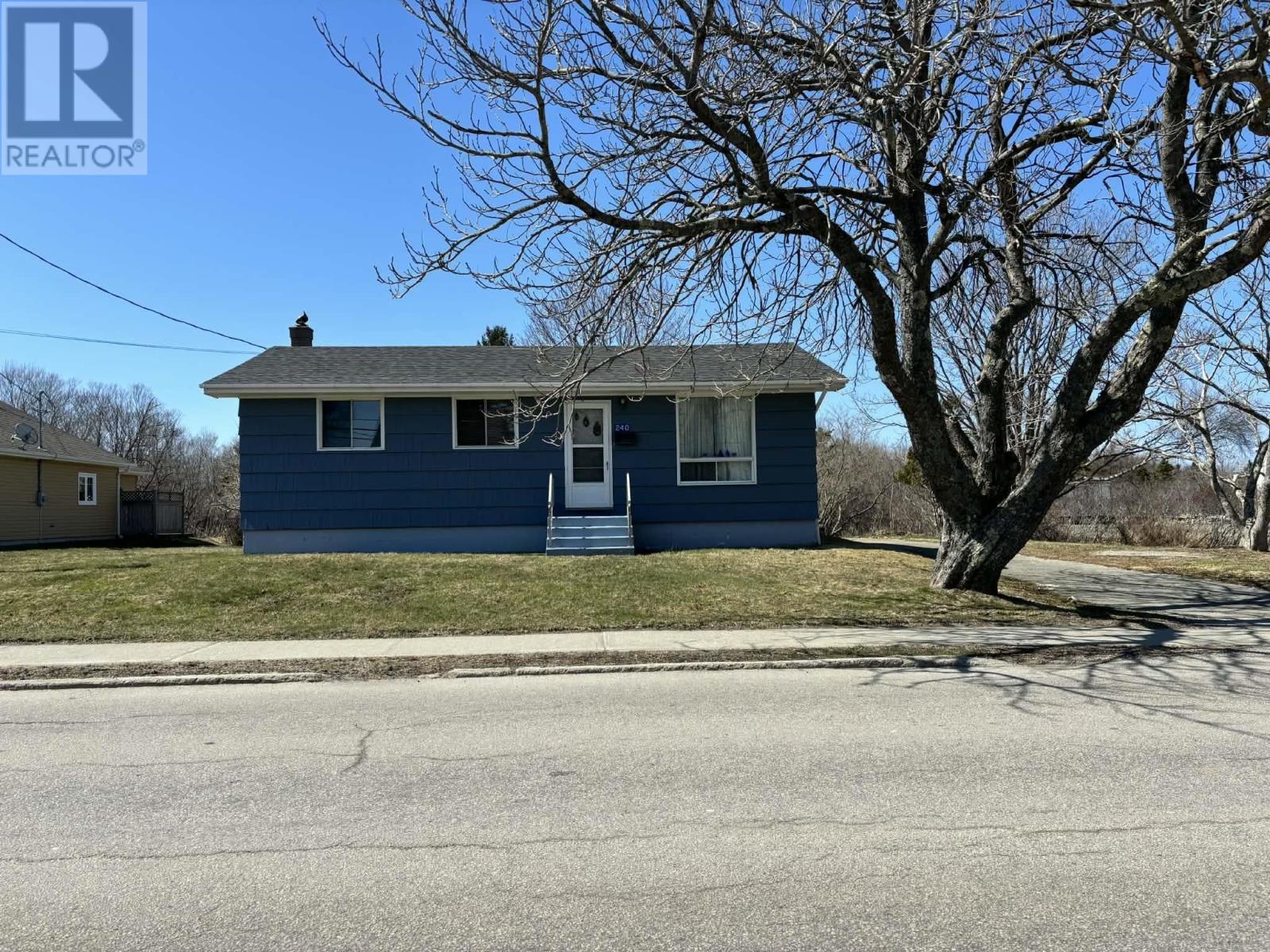 240 Pleasant Street, Yarmouth, Nova Scotia  B5A 2K4 - Photo 2 - 202608317