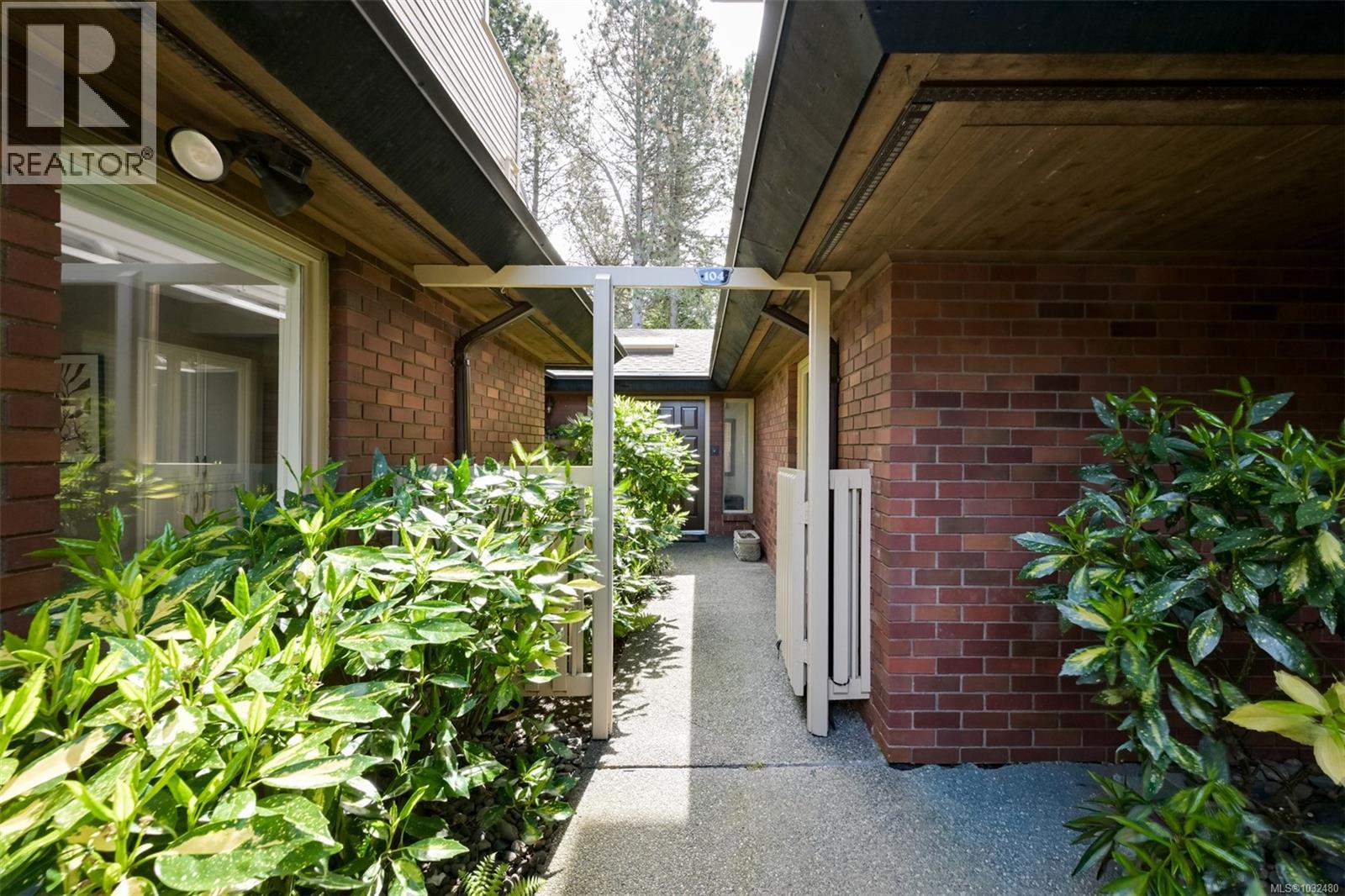 104 2345 Cedar Hill Cross Rd, Oak Bay, British Columbia  V8P 5M8 - Photo 3 - 1032480