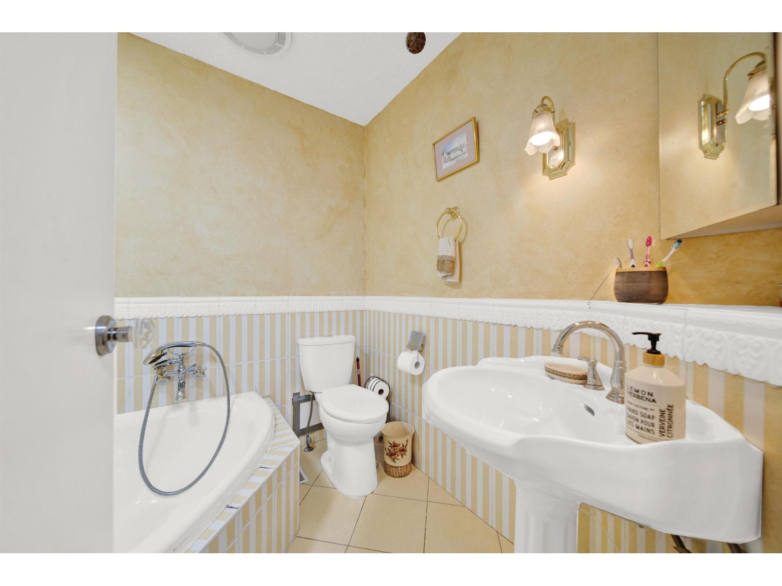 12754 Campbell Place, Surrey, British Columbia  V3V 6C8 - Photo 10 - R3115342