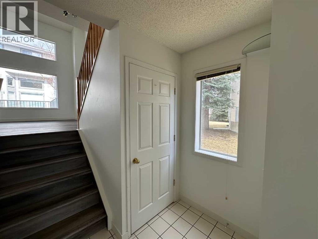 52 Kingsland Court Sw, Calgary, Alberta  T2V 0S2 - Photo 5 - A2303289