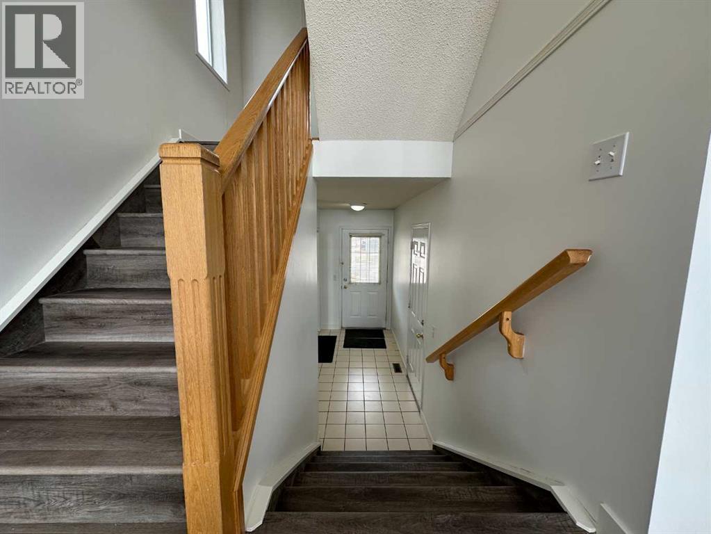 52 Kingsland Court Sw, Calgary, Alberta  T2V 0S2 - Photo 6 - A2303289