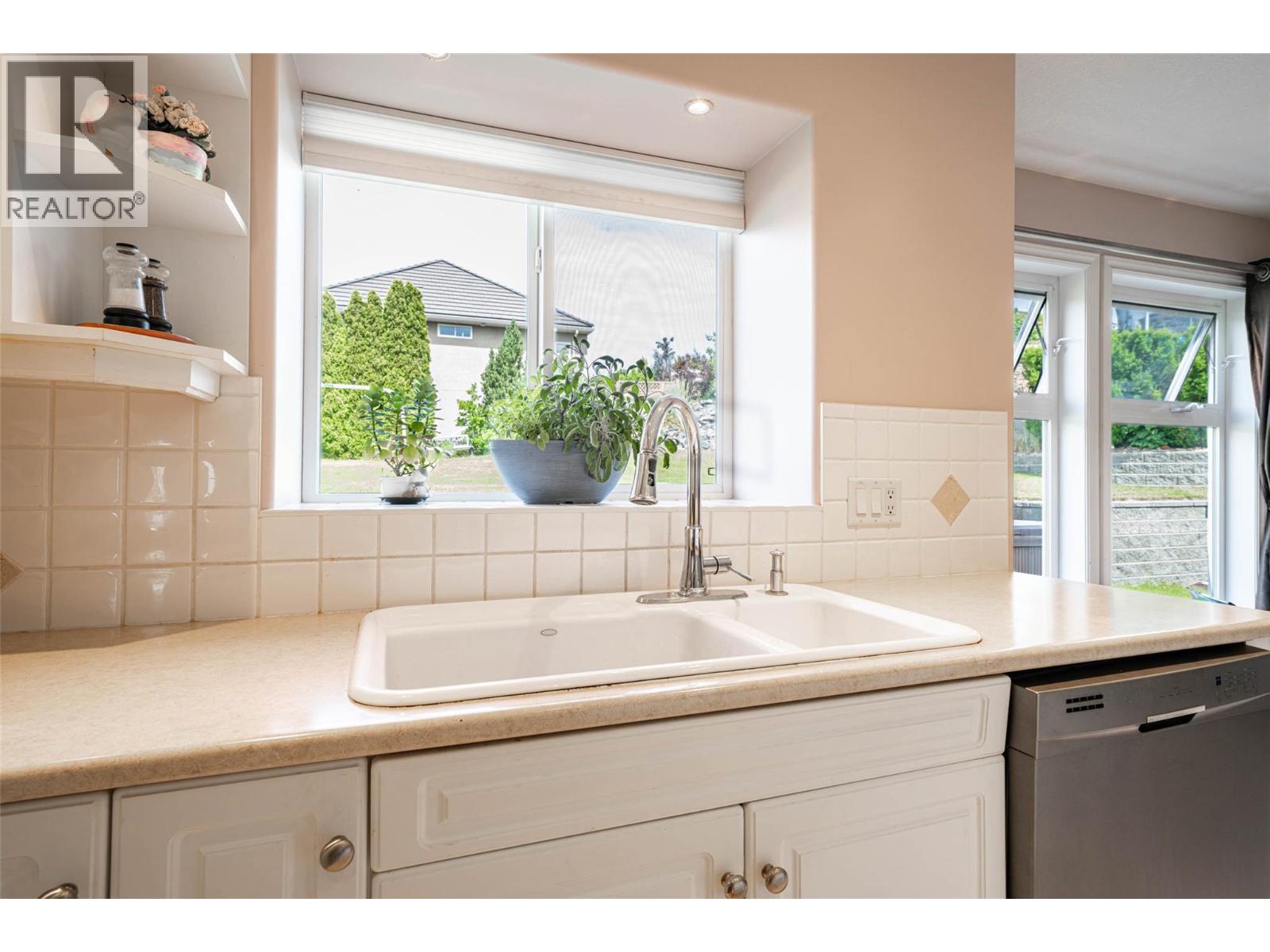 400 Fortress Crescent, Vernon, British Columbia  V1B 3W3 - Photo 32 - 10353854