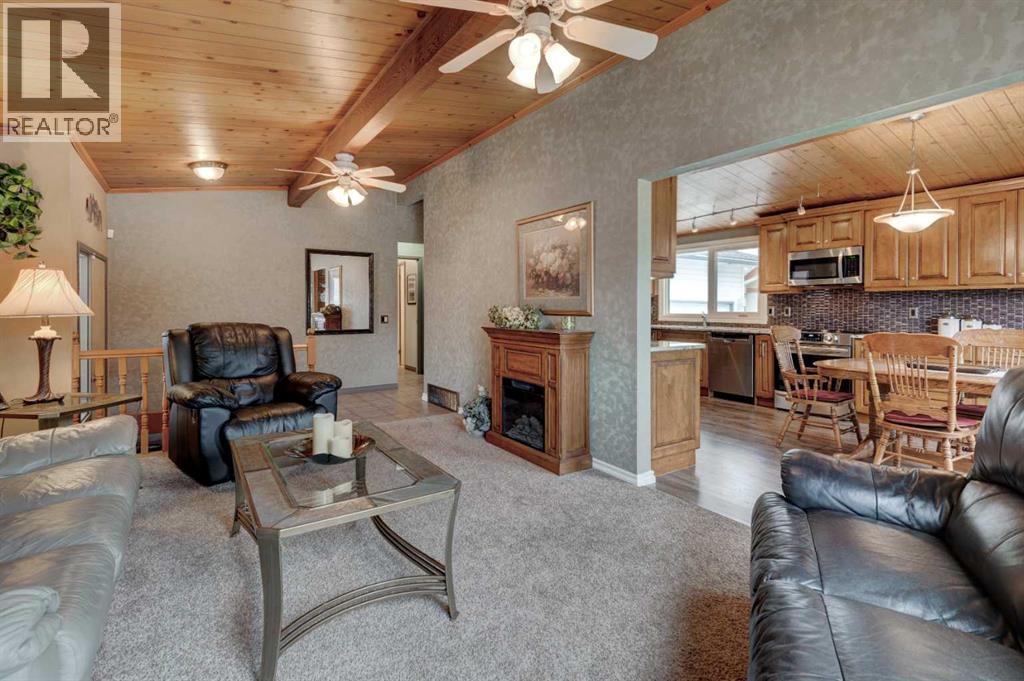 1032 Cantabrian Drive Sw, Calgary, Alberta  T2W 1L7 - Photo 3 - A2301520