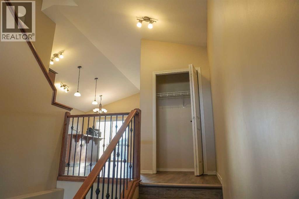 721 Silkstone Close W, Lethbridge, Alberta  T1J 4B9 - Photo 4 - A2297434