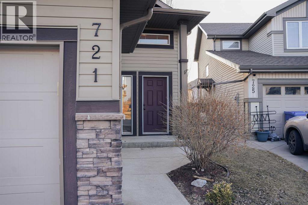 721 Silkstone Close W, Lethbridge, Alberta  T1J 4B9 - Photo 2 - A2297434