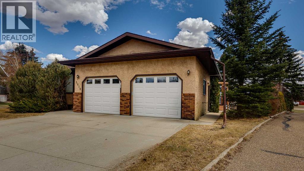 5019 60 Street Close, Lacombe, Alberta  T4L 1M3 - Photo 2 - A2299800