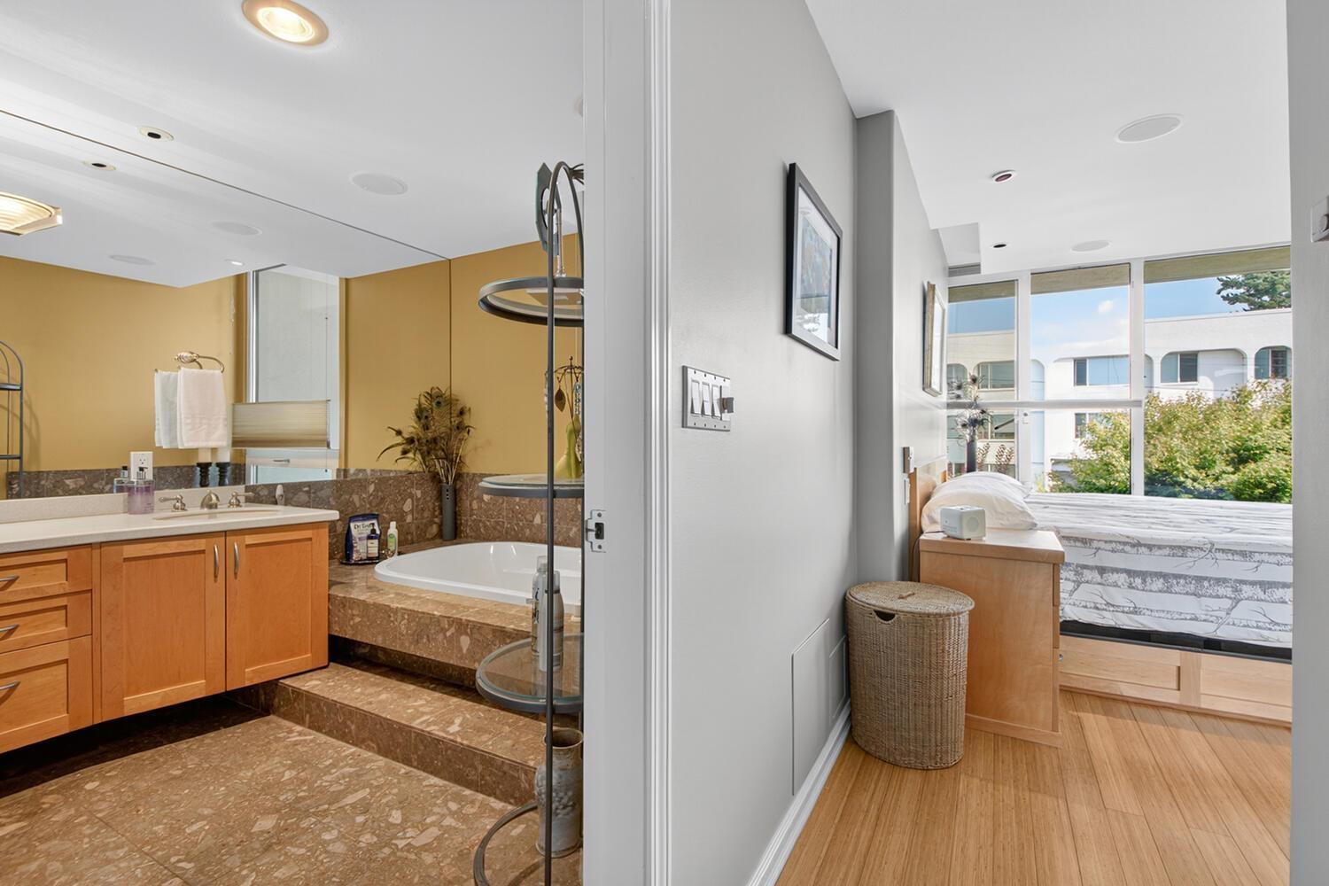 402 15050 Prospect Avenue, White Rock, British Columbia  V4B 2B4 - Photo 13 - R3115407