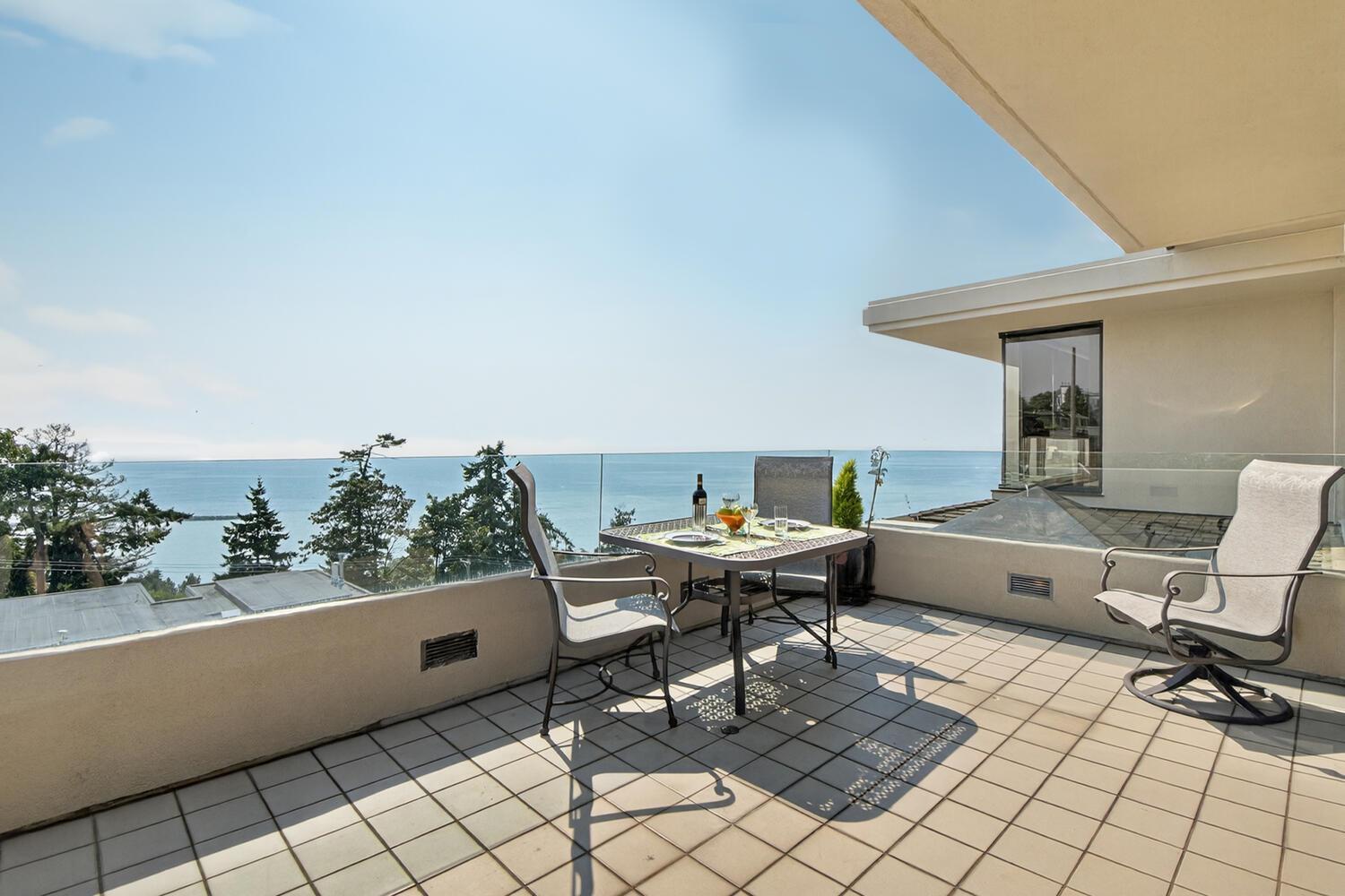 402 15050 Prospect Avenue, White Rock, British Columbia  V4B 2B4 - Photo 2 - R3115407