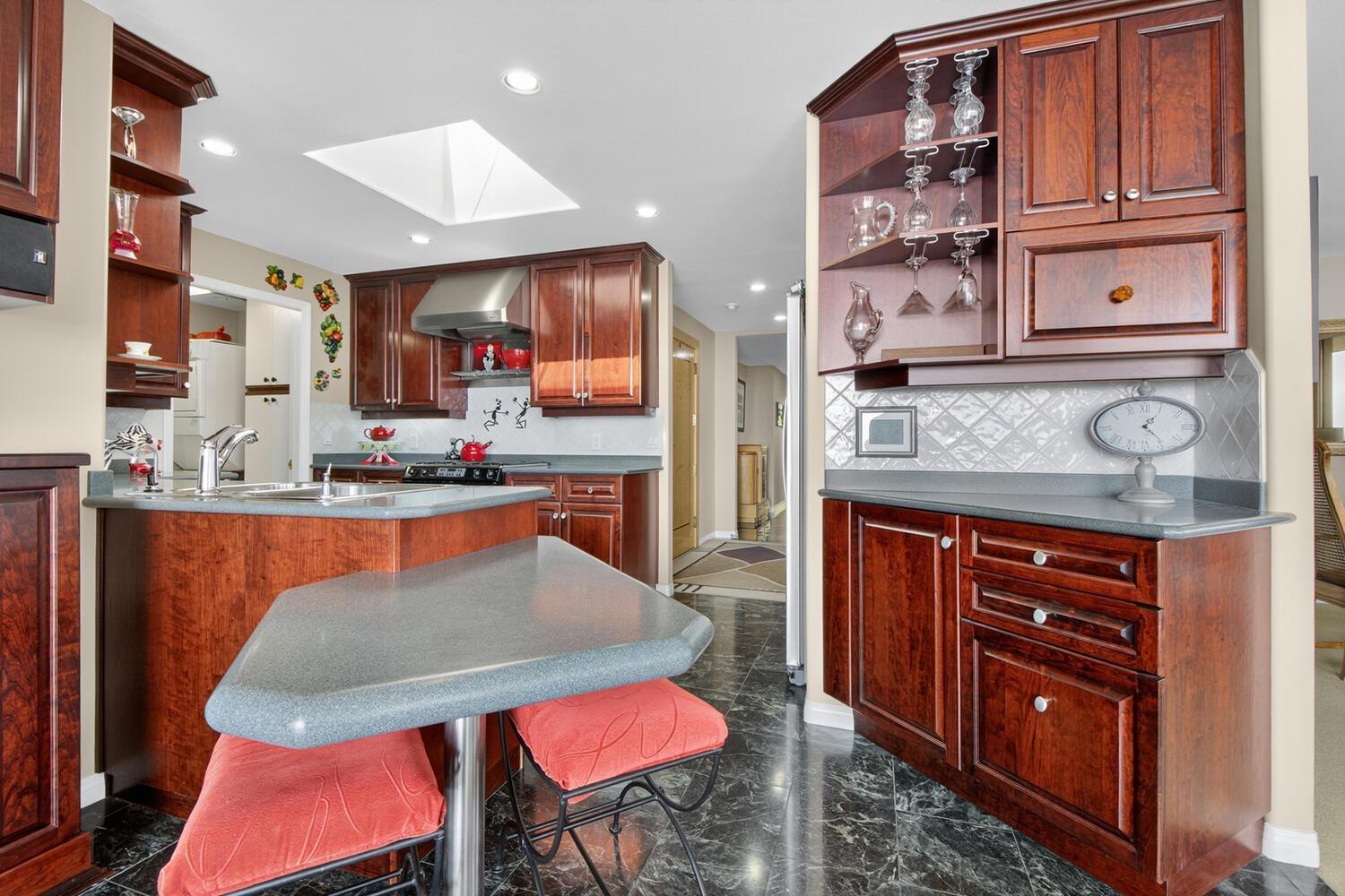 402 15050 Prospect Avenue, White Rock, British Columbia  V4B 2B4 - Photo 6 - R3115407