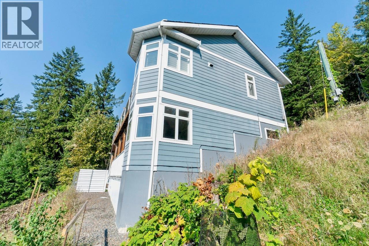 7660 Lichen Road, Anglemont, British Columbia  V0E 1M8 - Photo 3 - 10384254