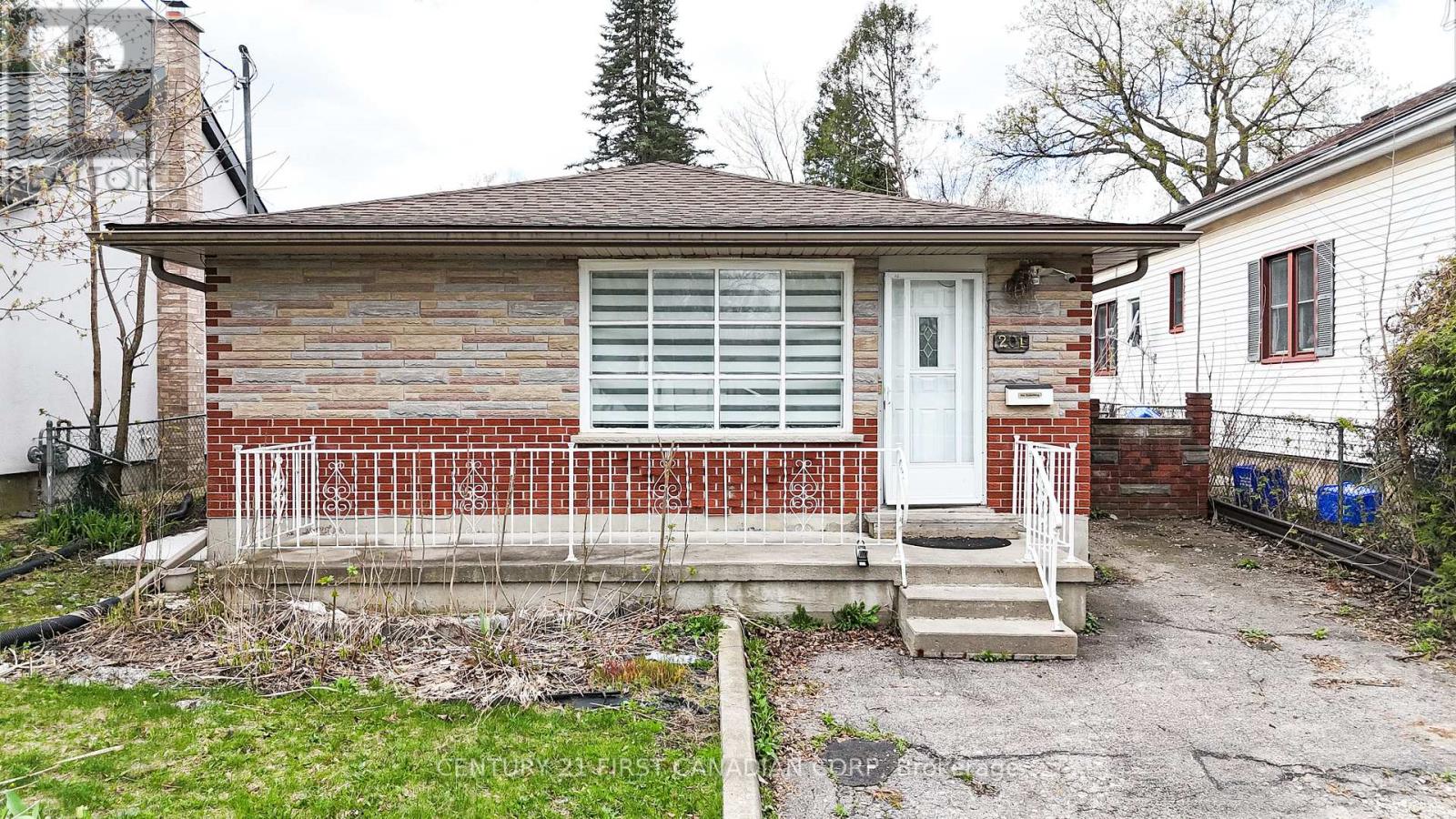 201 Emerson Avenue, London South, Ontario  N5Z 3L5 - Photo 2 - X13038528