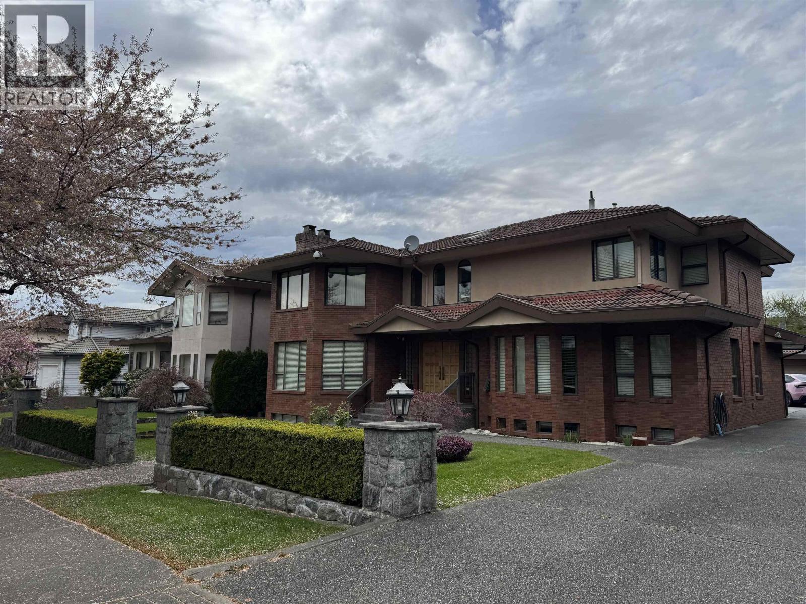 Main&above Lvl 6921 Grant Place, Burnaby, British Columbia  V5B 4X4 - Photo 1 - R3115413