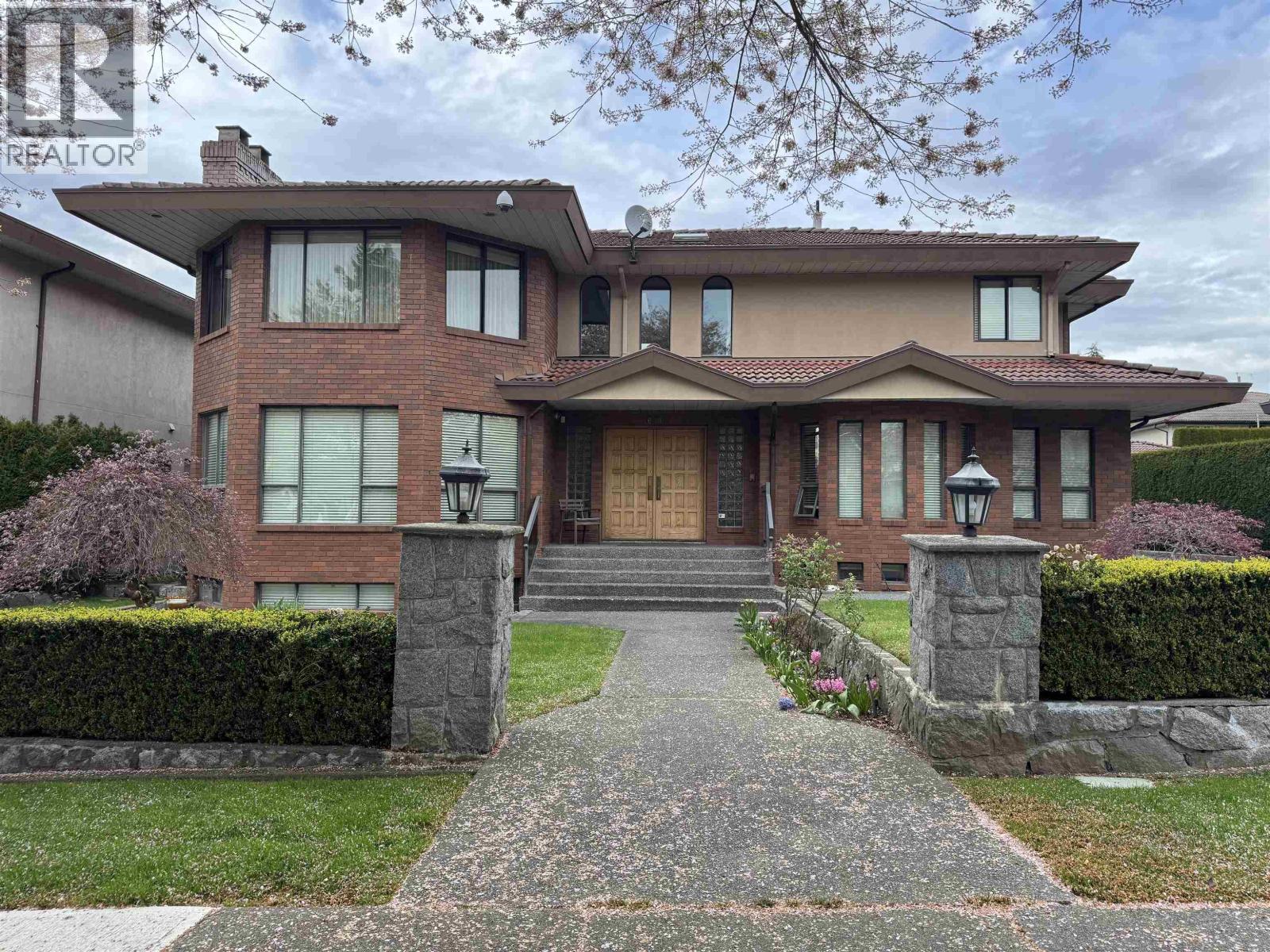 Main&above Lvl 6921 Grant Place, Burnaby, British Columbia  V5B 4X4 - Photo 2 - R3115413