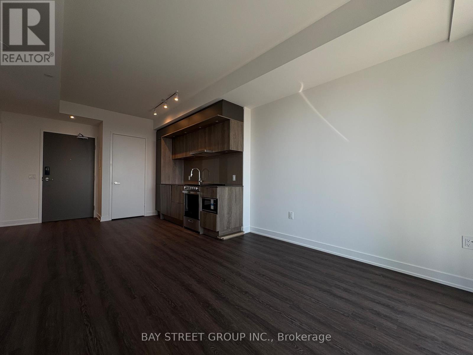 1610 - 448 Burnhamthorpe Road W, Mississauga, Ontario  L5B 0R4 - Photo 2 - W13038558
