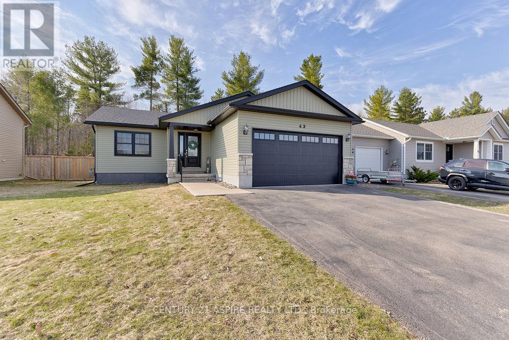 43 DUSTIN DRIVE, Petawawa, Ontario