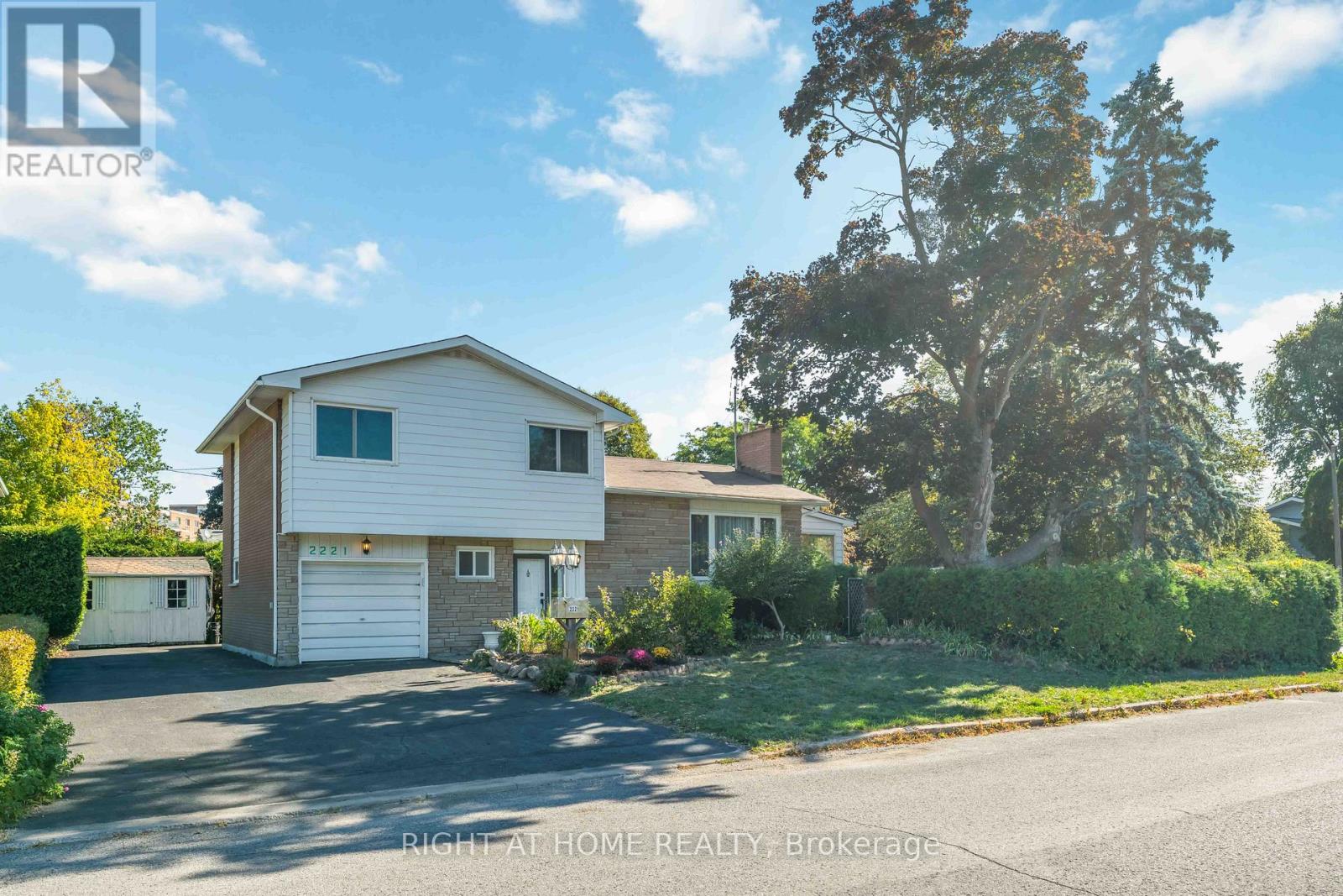 2221 CIRCLE PLACE, Ottawa, Ontario