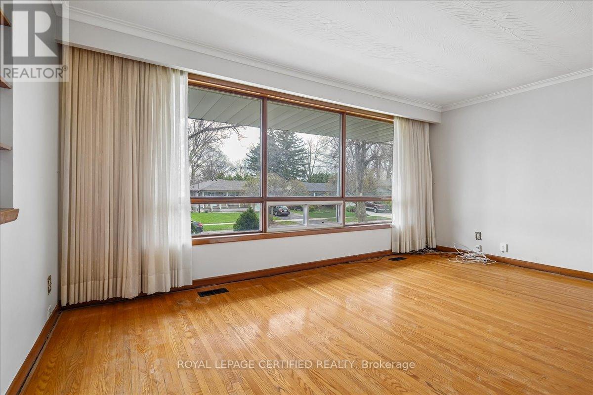 1639 Sunnycove Drive, Mississauga, Ontario  L4X 1B6 - Photo 7 - W13038708