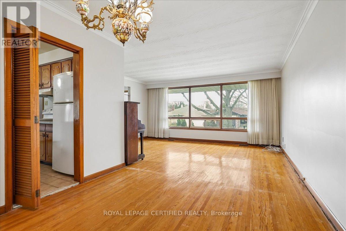 1639 Sunnycove Drive, Mississauga, Ontario  L4X 1B6 - Photo 8 - W13038708