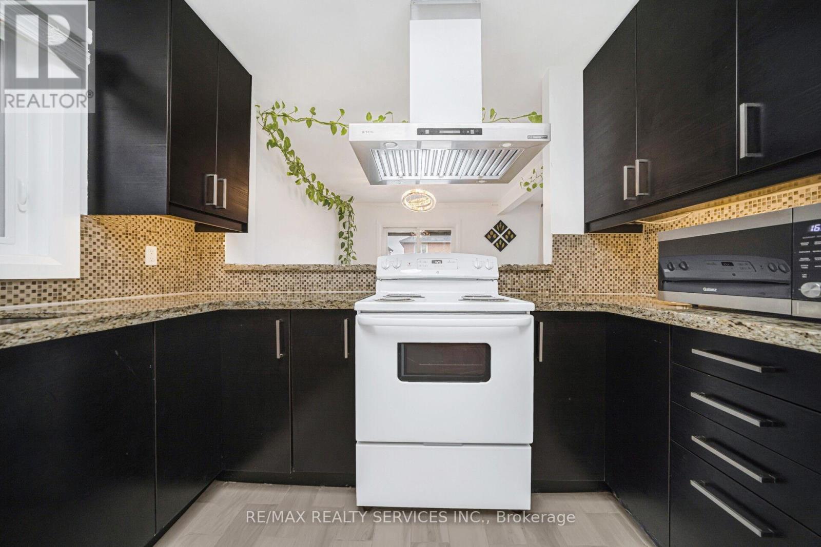 19 Wayne Nicol Drive W, Brampton, Ontario  L6X 3Z2 - Photo 13 - W13038736