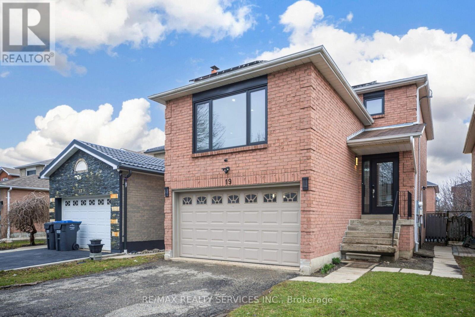 19 Wayne Nicol Drive W, Brampton, Ontario  L6X 3Z2 - Photo 3 - W13038736