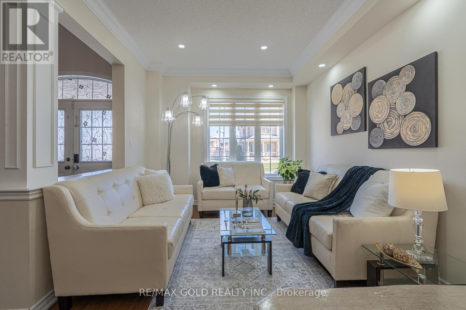 36 Naperton Drive, Brampton, Ontario  L6R 0Z5 - Photo 4 - W12991022