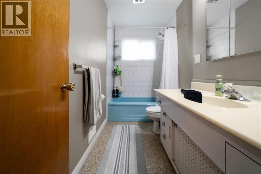 5205 56 Street, Camrose, Alberta  T4V 2E2 - Photo 12 - A2293537