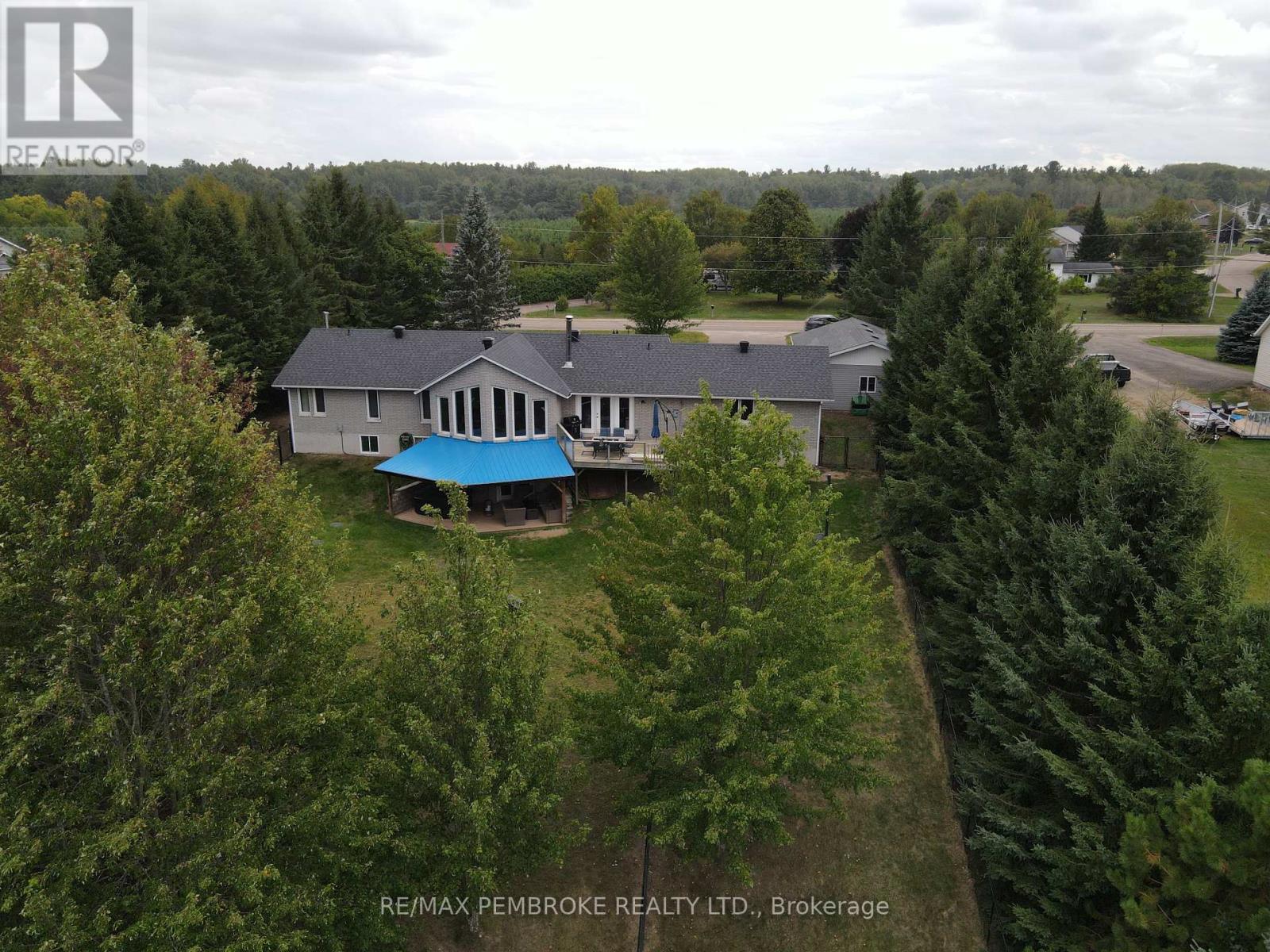 56 Robertson Drive, Whitewater Region, Ontario  K0J 1C0 - Photo 5 - X12962636