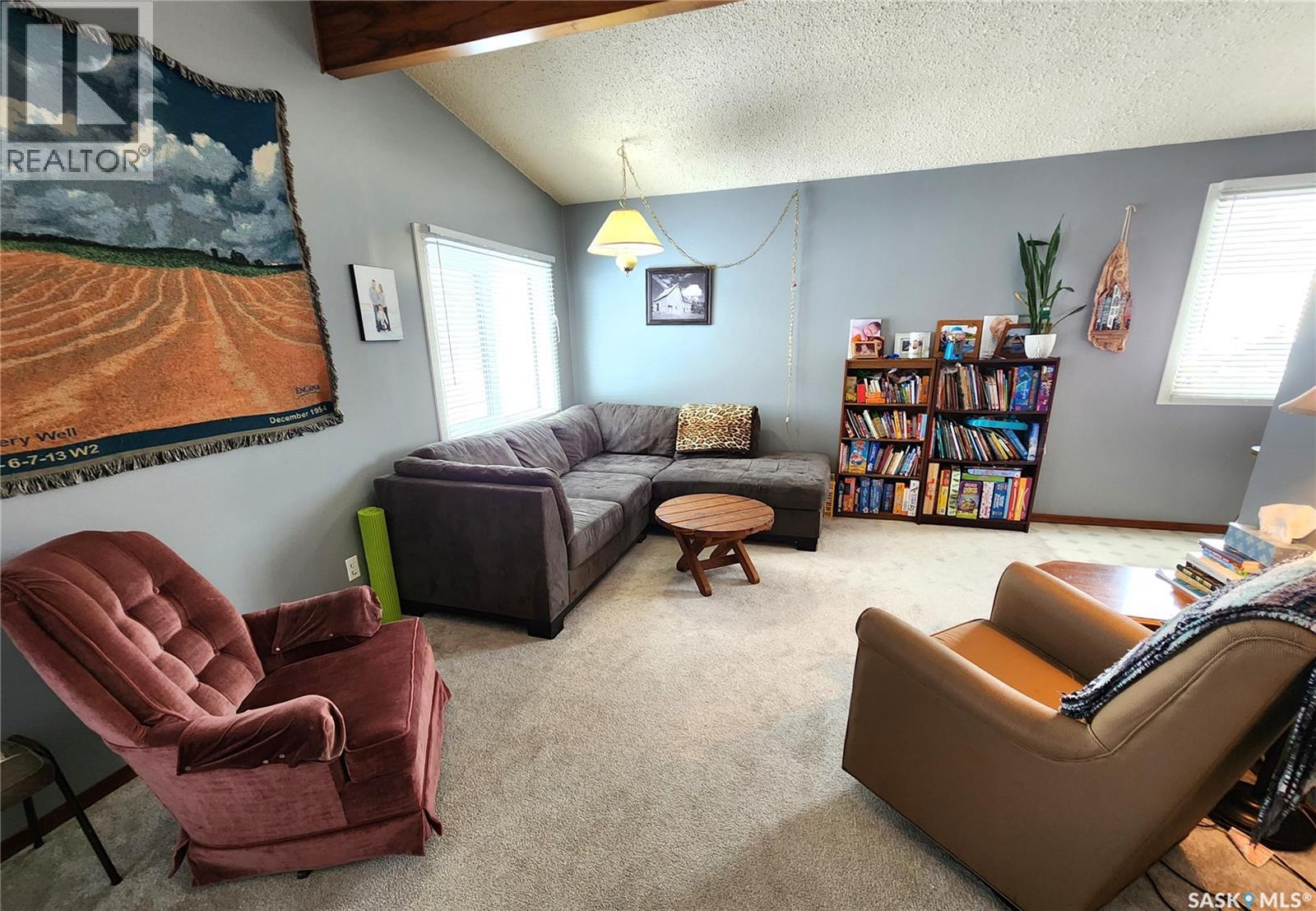 304 Second Avenue E, Lampman, Saskatchewan  S0C 1N0 - Photo 4 - SK030695