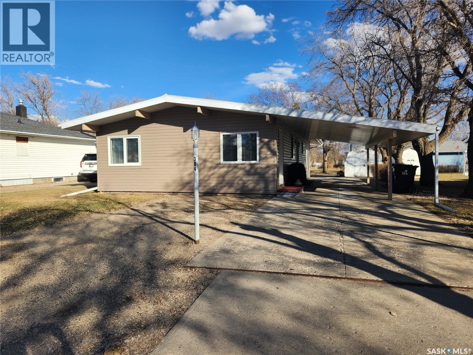 304 Second AVENUE E, Lampman, Saskatchewan