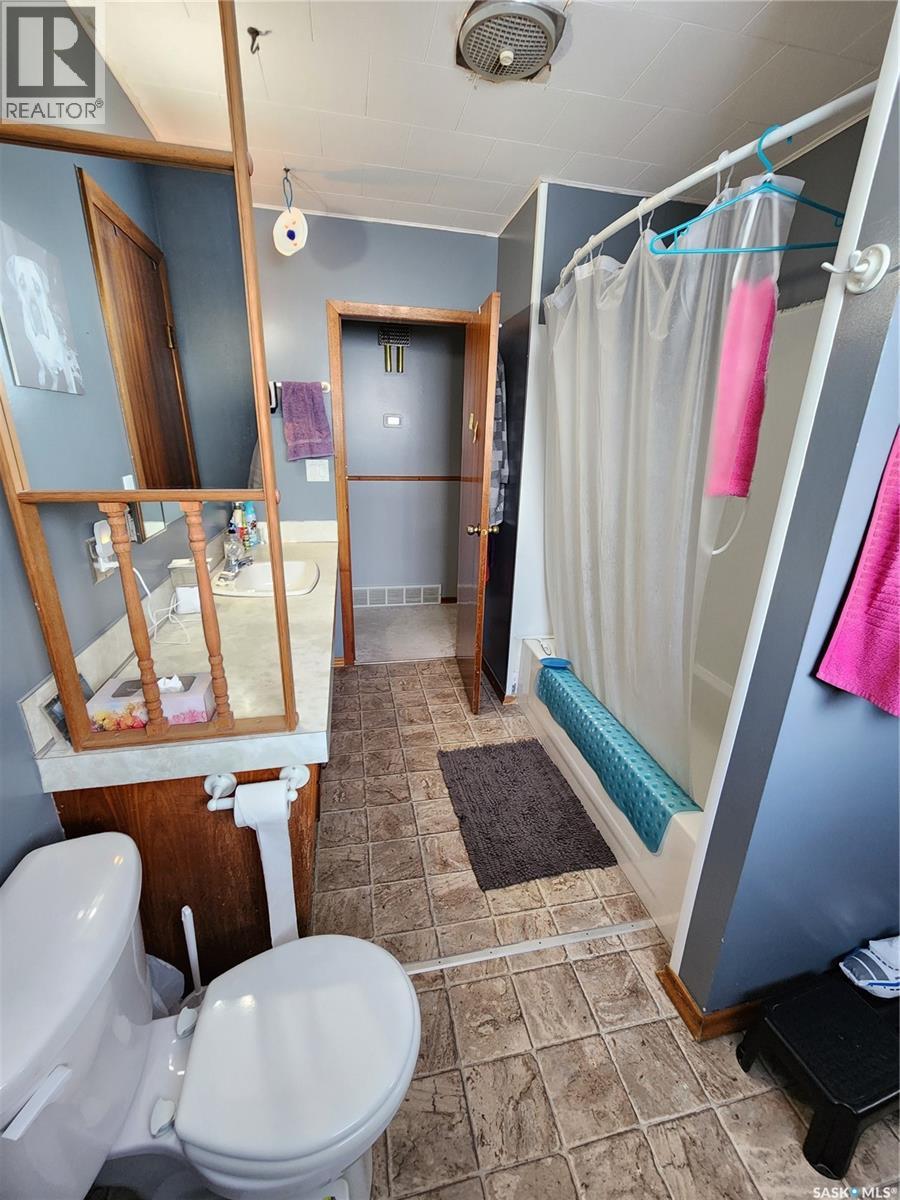 304 Second Avenue E, Lampman, Saskatchewan  S0C 1N0 - Photo 45 - SK030695