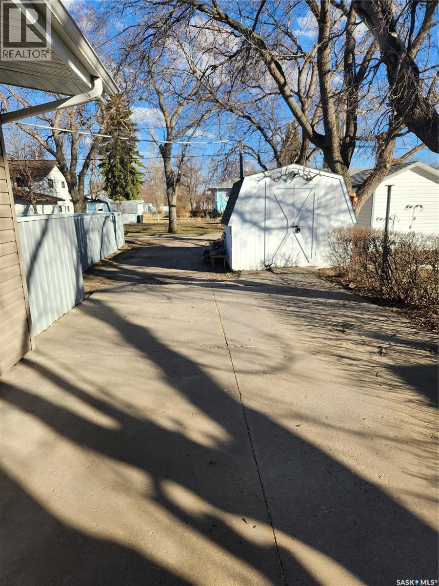 304 Second Avenue E, Lampman, Saskatchewan  S0C 1N0 - Photo 47 - SK030695