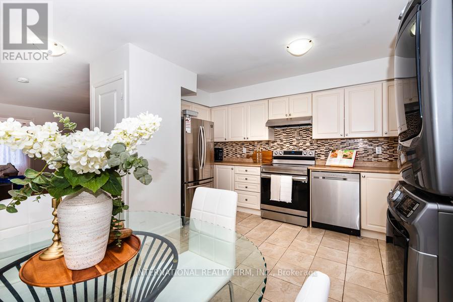 28 Camps Lane, Toronto, Ontario  M1E 0B2 - Photo 4 - E13038830