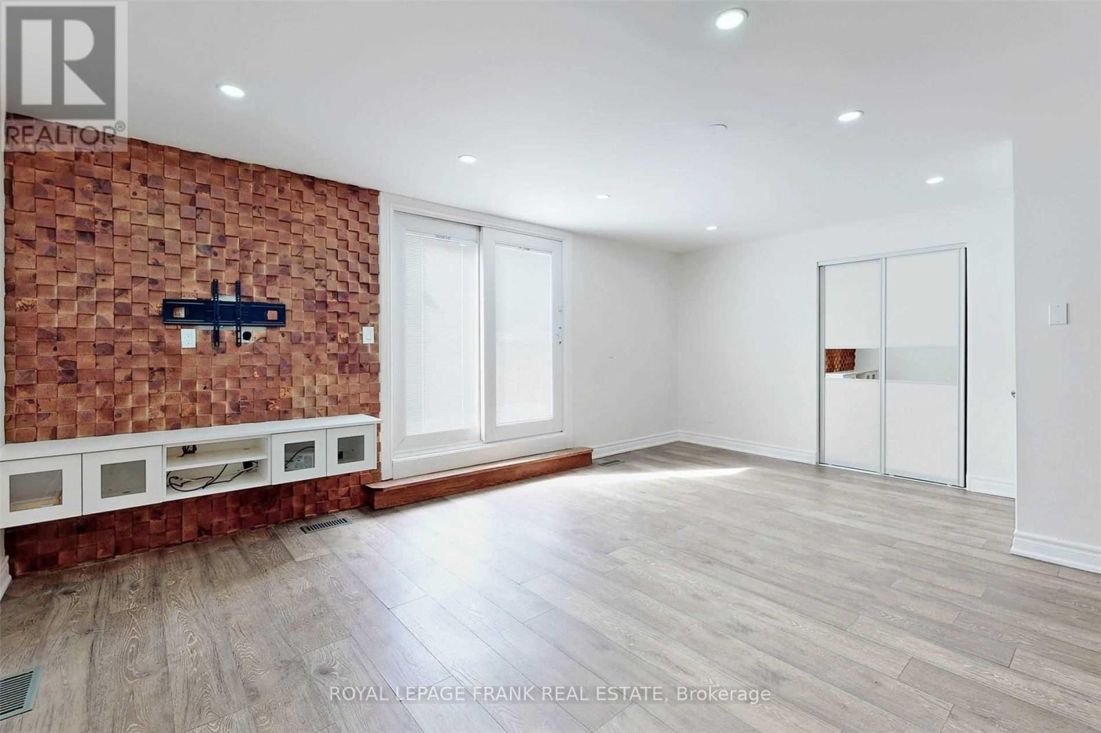 218 Harmony Road N, Oshawa, Ontario  L1G 6L5 - Photo 2 - E13038842