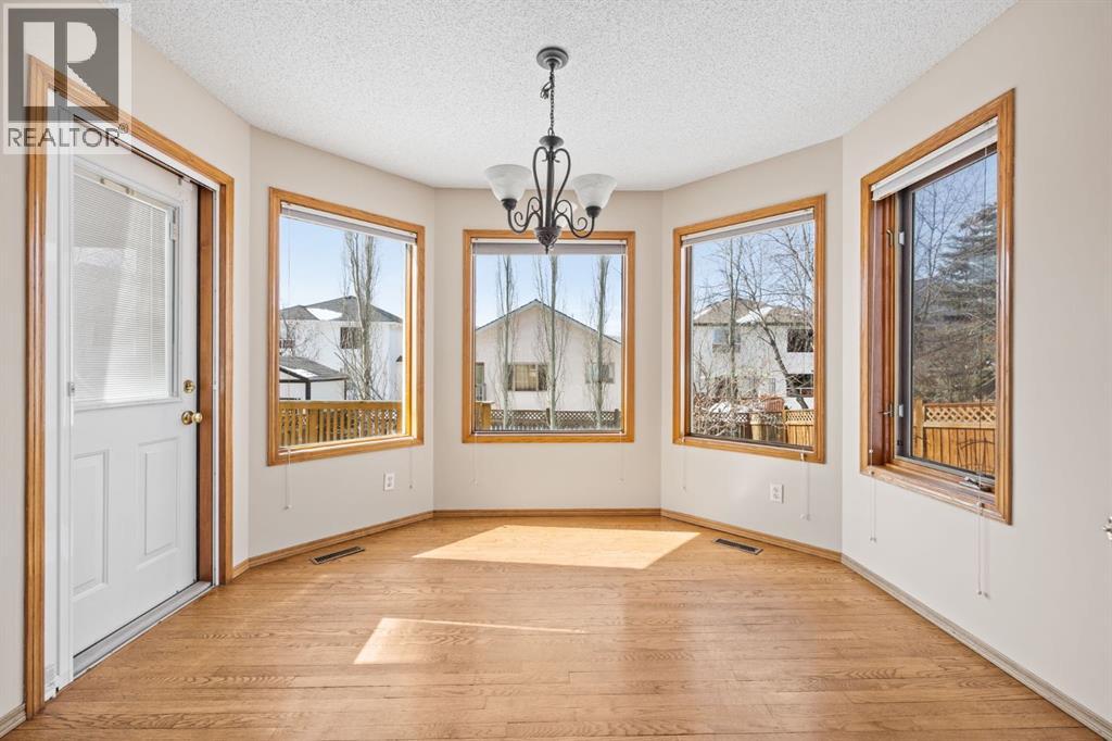 119 Valley Glen Bay Nw, Calgary, Alberta  T3B 5P9 - Photo 9 - A2303270