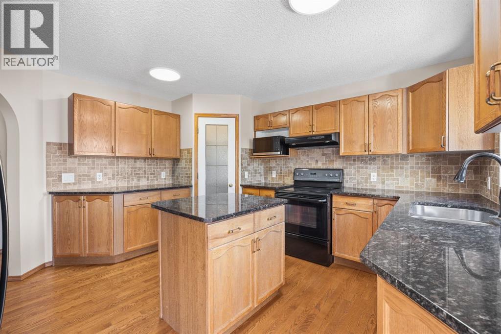 119 Valley Glen Bay Nw, Calgary, Alberta  T3B 5P9 - Photo 10 - A2303270