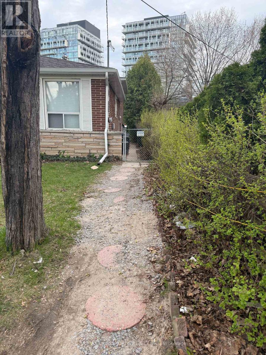 3 LISBURN CRESCENT, Toronto, Ontario