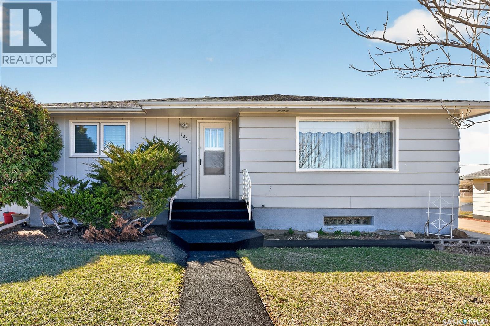 1320 Grafton Avenue, Moose Jaw, Saskatchewan  S6H 3S8 - Photo 2 - SK033830