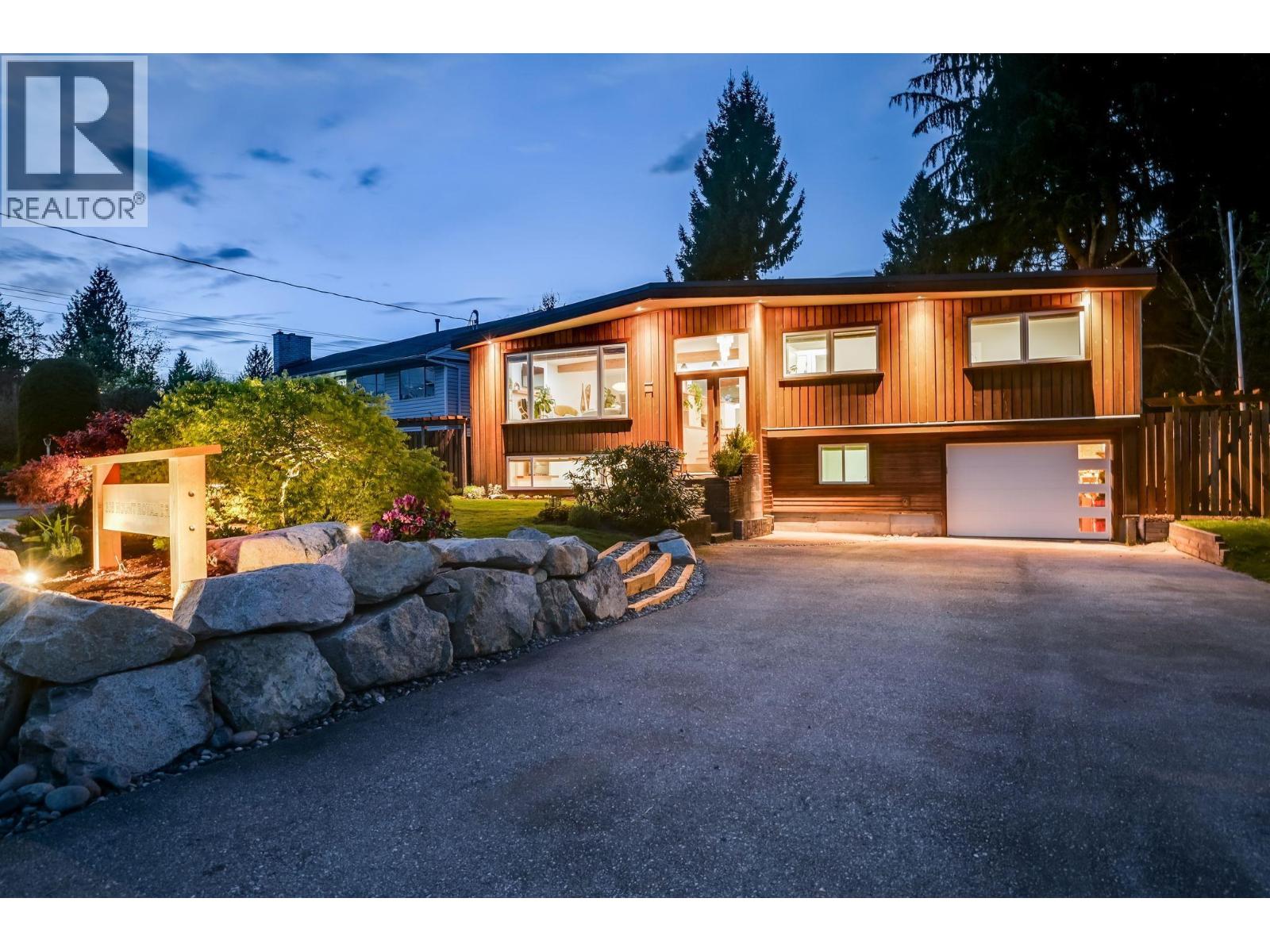 308 Mount Royal Drive, Port Moody, British Columbia  V3H 1R1 - Photo 2 - R3115122