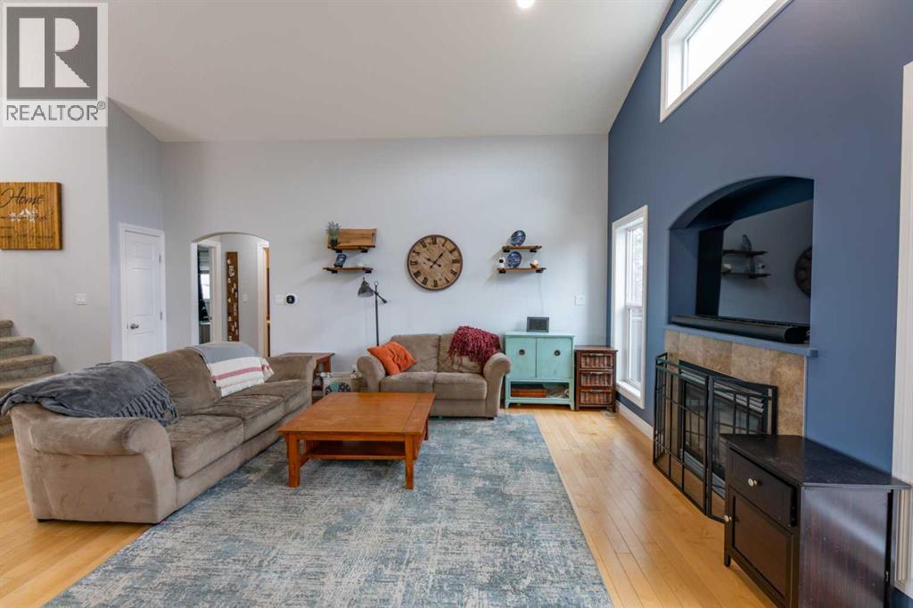 165 Muldoon Crescent, Hinton, Alberta  T7V 0A1 - Photo 3 - A2304454