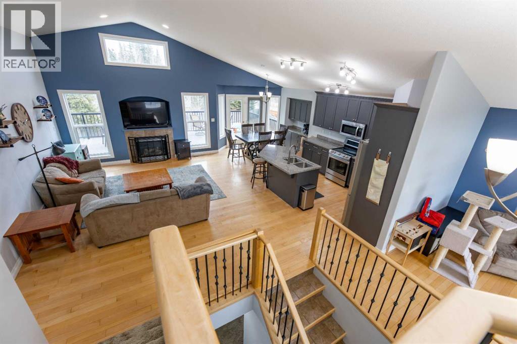 165 Muldoon Crescent, Hinton, Alberta  T7V 0A1 - Photo 2 - A2304454