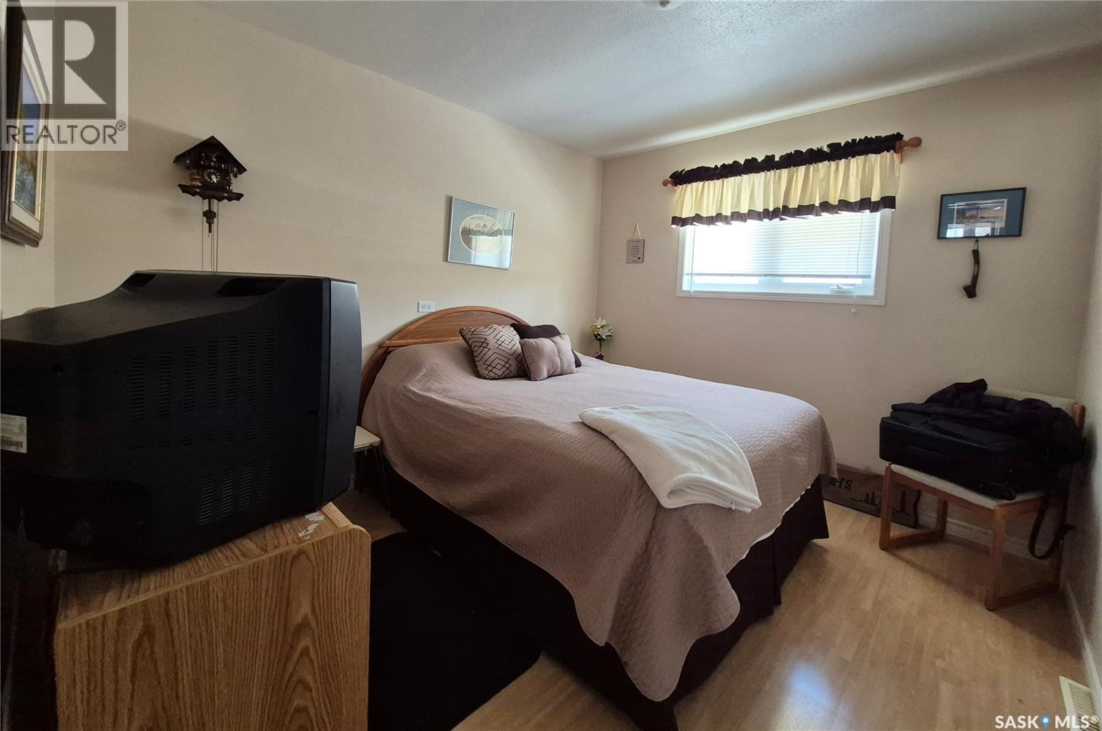 317 2nd Street W, Ponteix, Saskatchewan  S0N 1Z0 - Photo 11 - SK033844