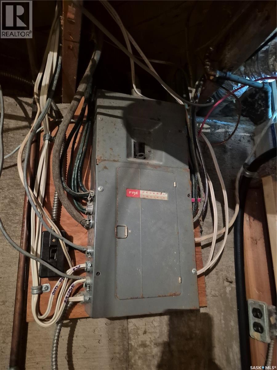 317 2nd Street W, Ponteix, Saskatchewan  S0N 1Z0 - Photo 24 - SK033844