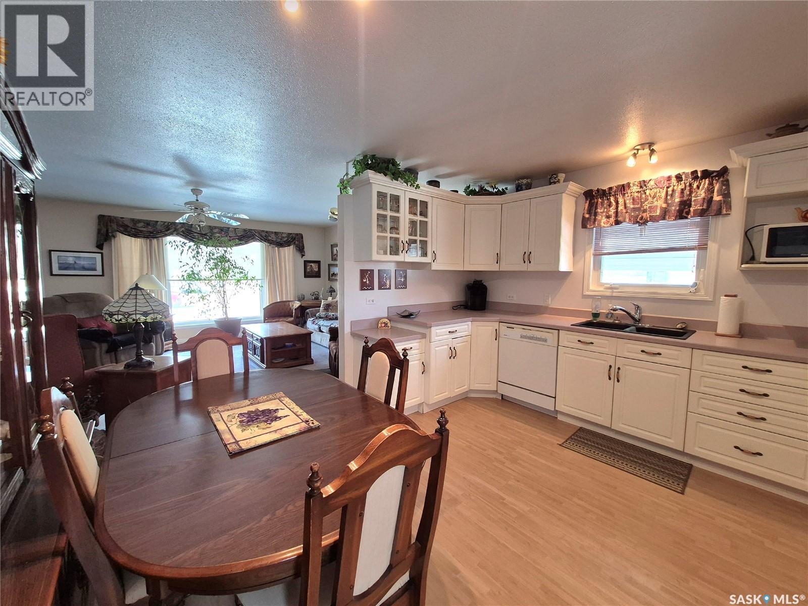 317 2nd Street W, Ponteix, Saskatchewan  S0N 1Z0 - Photo 3 - SK033844